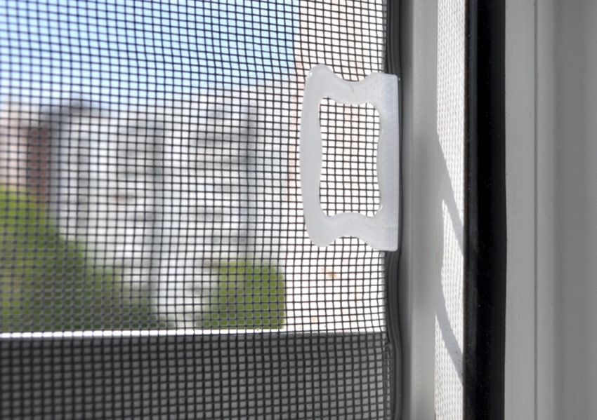 Разбираемся, как установить противомоскитную сетку Разбираемся, как установить противомоскитную сетку