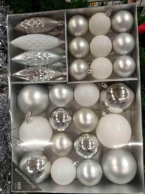 Набор украшений елочных пластмассовых 31 предмета, шары 5,6,8 см, сосульки 12 см (Китай)