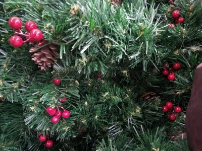 Гирлянда синтетическая зеленая с ягодами и шишками